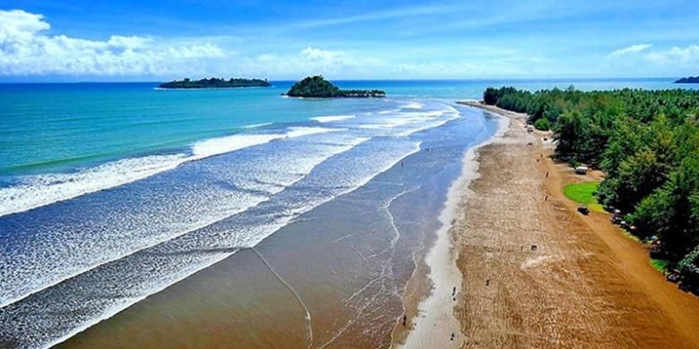 Pantai Air Manis di Padang, Sumatera Barat.
