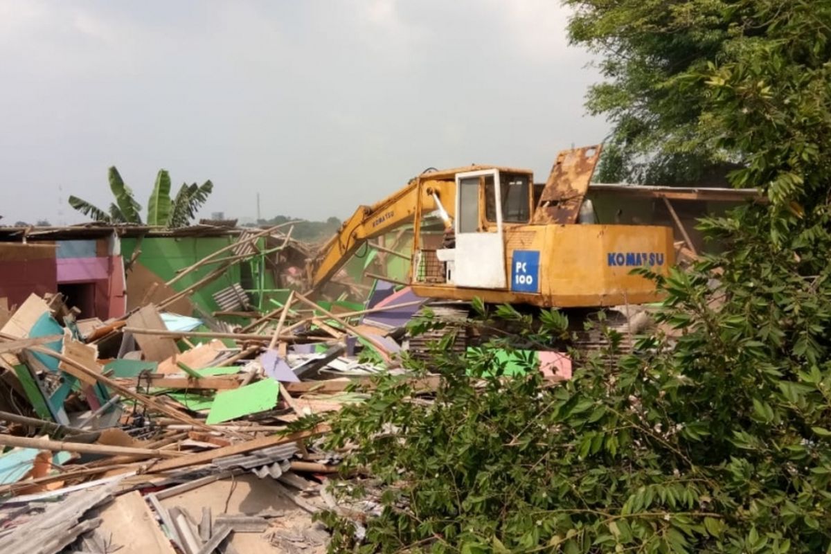 60 bangunan liar dibongkar paksa karena menduduki tanah negara dan kerap dijadikan praktik prostitusi di Kabupaten Bekasi, Selasa (13/11/2018).