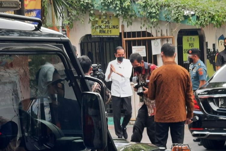 Presiden Joko Widodo meninjau langsung pelaksanaan PPKM Mikro di Kelurahan Rawasari, Cempaka Putih, Jakarta Pusat, Jumat (25/6/2021). 