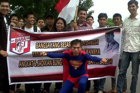 Berkostum Superman, Kader PKPI Kampanyekan Jokowi