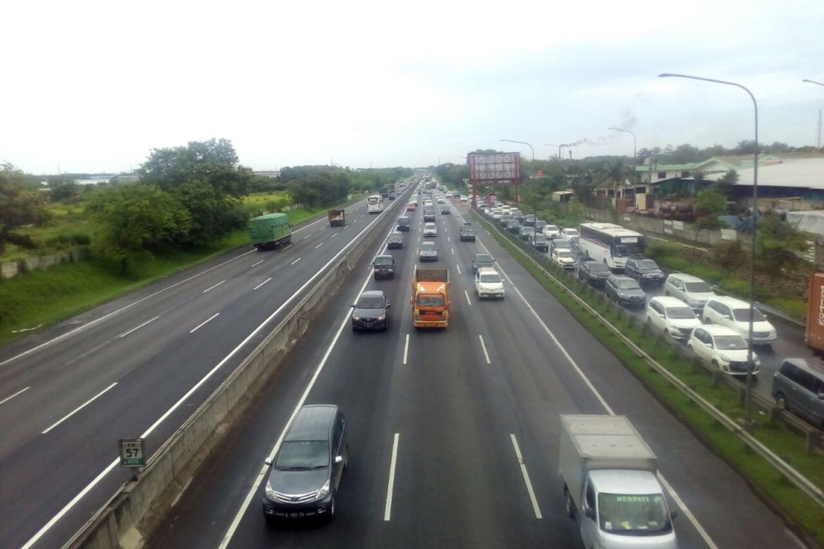 Ilustrasi. Kepadatan di KM 57 tol Jakarta-Cikampek. 