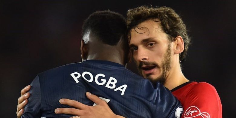 Manolo Gabbiadini dan Paul Pogba berpelukan seusai laga Southampton vs Manchester United dalam lanjutan Liga Inggris di Stadion St. Marys, 1 Desember 2018. 