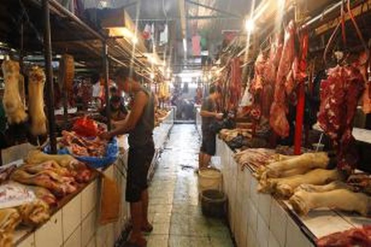 Pedagang daging melayani pembeli di Pasar Senen, Jakarta, Senin (15/6/2015). 