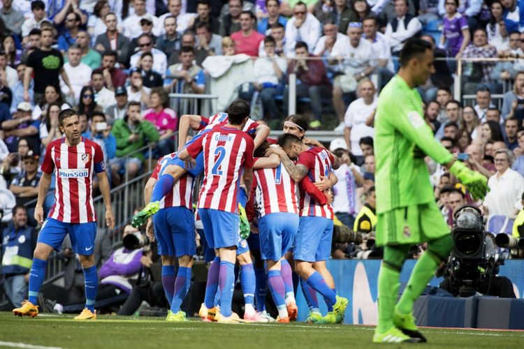 Para pemain Atletico Madrid merayakan gol Antoine Griezmann ke gawang Real Madrid pada partai lanjutan La Liga - kasta teratas Liga Spanyol - di Stadion Santiago Bernabeu, Sabtu (8/4/2017).
