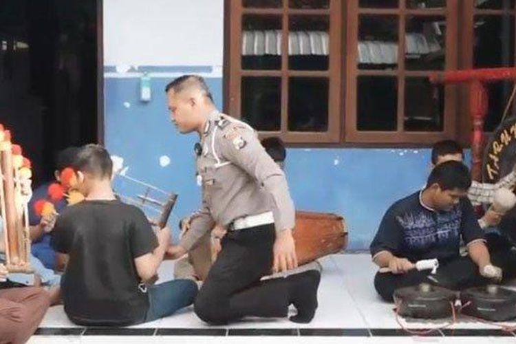 
Anggota Satlantas Polres Ponorogo, Briptu Luhur Ainul Fikri memberikan pelatihan kesenian Reog kepada anak-anak dari Lembaga Kesejahteraan Sosial (LKS) Tuna Netra Ponorogo di Jalan Ukel gg ll No 7 Kelurahan Kertosari, Kecamatan Babadan
