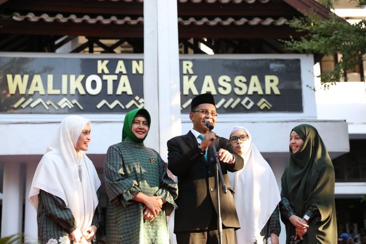 Danny Pomanto Beserta keluarganya saat upacara pelepasan jabatan Wali Kota Makassar di Balai Kota Makassar, Rabu (8/5/2019). 