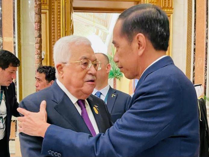 Jokowi Rangkul  Presiden Palestina di KTT OKI