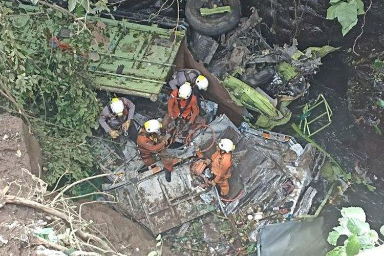 
Tim SAR gabungan saat melakukan pencarian korban di bagian tempat kemudi truk yang terjun ke sungai Air Lang dengan jurang sedalam 20 meter di Dusun Gardu Desa Kepala Curup, Rejang Lebong, Bengkulu pada Senin (15/8/2022) 