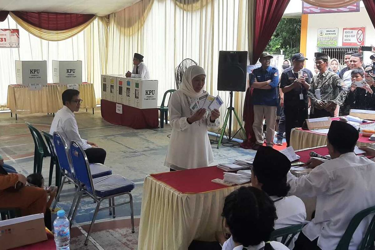 Mantan Gubernur Jatim Khofifah Indar Parawansa mencoblos di TPS 31 Kelurahan Jemur Wonosari Kecamatan Wonocolo Surabaya, Rabu (14/2/2024).