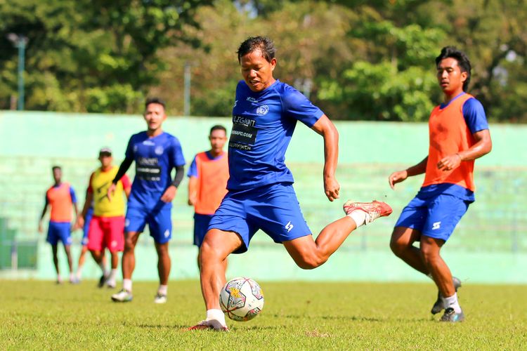 Pemain Adam Alis bersiap menendang bola saat latihan rutin bersama Arema FC untuk persiapan putaran kedua Liga 1 2022-2023 di Stadion Gajayana Kota Malang, Sabtu (7/1/2023) pagi.