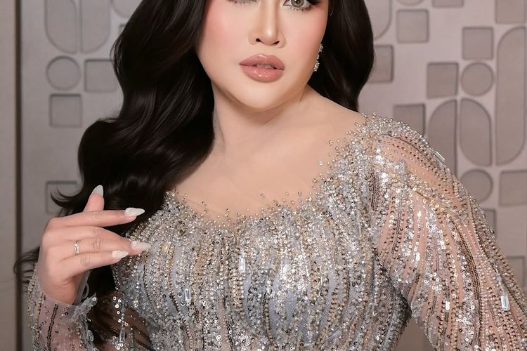 Boiyen tampil menawan di momen akad dan resepsi. Perpaduan adat Sunda dan glam modern membuat penampilannya mencuri perhatian di hari bahagianya.