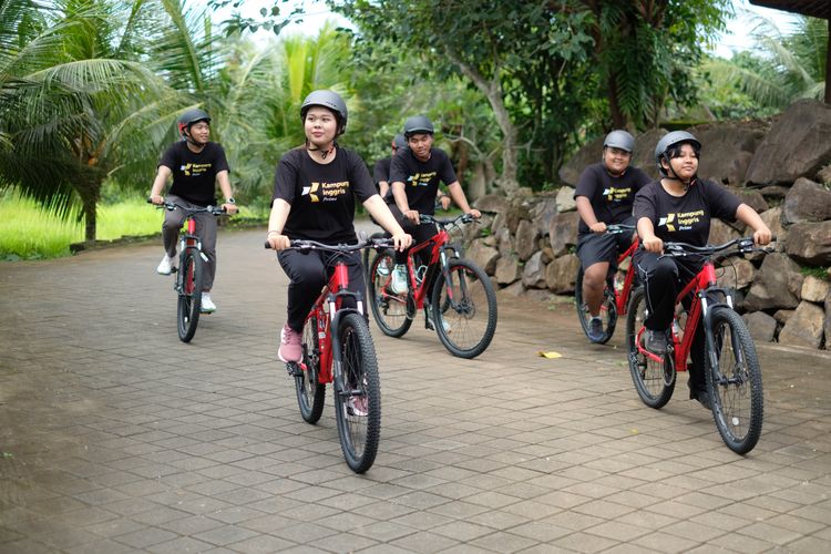 Kegiatan bersepeda di Kampung Inggris Nature.