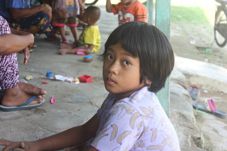 Dinda Aprilia Putri (6) yang mengalami lumpuh layu setelah mengalami demam tinggi. Keterbatasan tak bisa berjalan tidak membuat niatnya surut untuk sekolah.