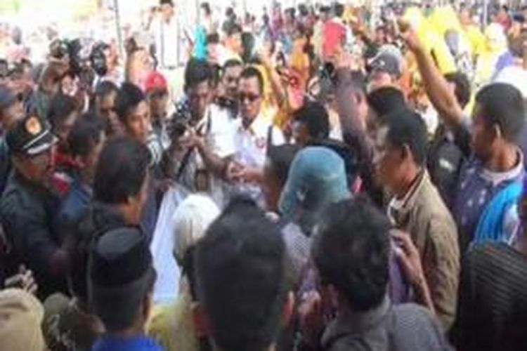 Ratusan orang pendukung pasangan Abdullah Rasyid dan Maringun Rasyid menggelar aksi cap jempol darah di Lapangan Bambang Lamotu, Mamuju Urata, sebagai bentuk dukungan terhadap pasangan bupati itu, Kamis (17/9/2015).