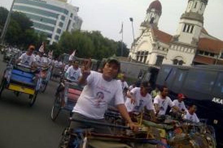 Paguyuban Becak Semarang berkeliling kota untuk menyatakan dukungannya terhadap pasangan Joko Widodo-Jusuf Kalla, di Semarang, Minggu (15/6/2014)