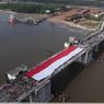 Bendera Merah Putih 78 Meter Terbentang di Jembatan Emas Pangkalpinang: Momen Jaga Ideologi Pancasila