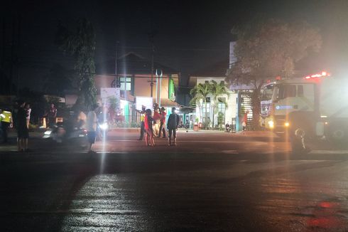 Jalan Ditutup Saat Evakuasi Truk Terguling di Cimanggis, Pengendara Motor Tetap Nekat Melintas