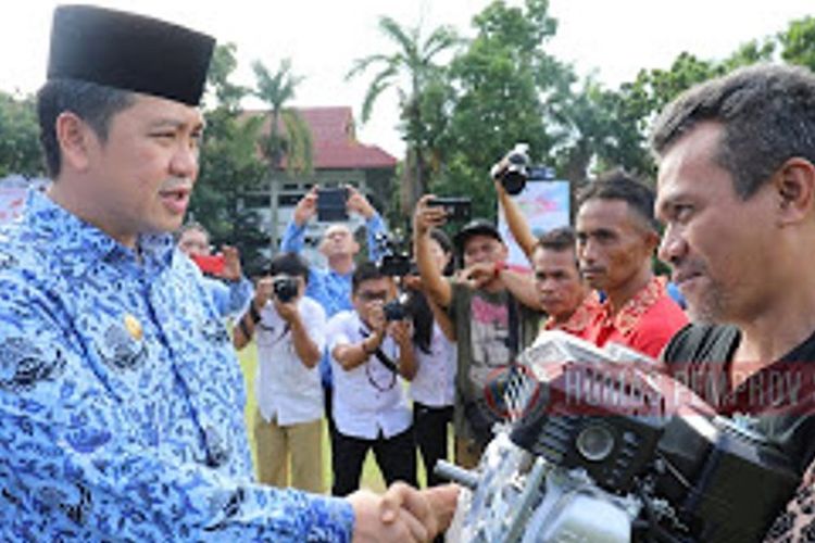 Pemprov Sulut menyerahkan bantuan berupa bantuan mesin motor 15PK dan mesin katinting 6,5PK kepada Kelompok Usaha Bersama (KUB) Malalayang, Sulawesi Utara (19/12/2018).