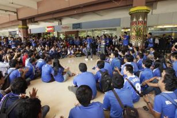 Para fans menunggu kedatangan Klub Sepak Bola Chelsea di Bandara Udara Halim Perdanakusuma, Jakarta, Selasa (23/7/2013). Chelsea akan bertanding melawan Indonesia All Star pada Kamis, 25 Juli 2013.