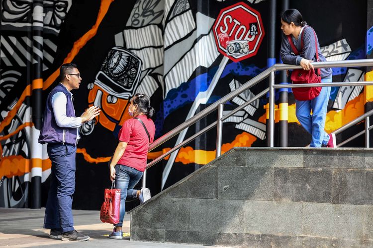 Warga melintasi mural karya dari seniman asal Berlin, Jerman Snyder di terowongan Jalan Kendal, Jakarta Pusat, Senin (29/7/2019). Tema Mural yaitu Persahabatan untuk perayaan 25 tahun hubungan antara Jakarta dan Berlin sebagai Sister City.