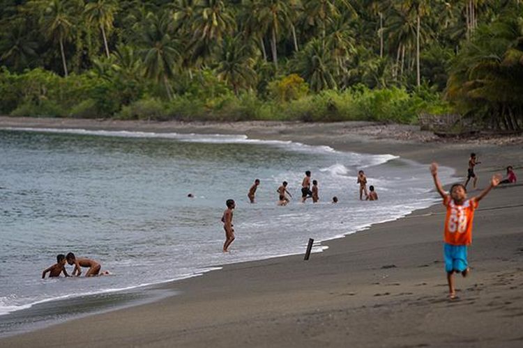 Lanskap pantai di Pulau Dua di Desa Kampangar, Kecamatan Balantak , Kabupaten Banggai, Provinsi Sulawesi Tengah, Sabtu (3/12/2016). Di Pulau Dua terkenal dengan wisata pantai dan spot menyelam terbaik di Banggai.