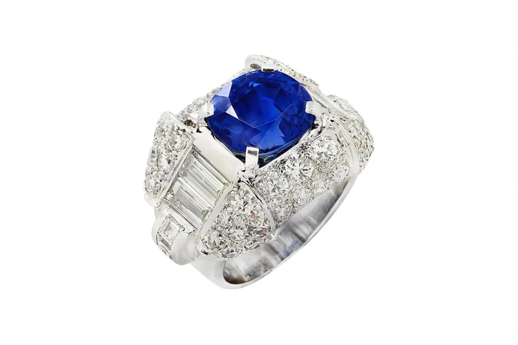 Maia Estianty mengenakan kalung blue sapphire saat siraman dan sungkeman pernikahan Al Ghazali dan Alyssa Daguise, Sabtu (14/6/2025). Harganya hampir Rp 10 miliar.
