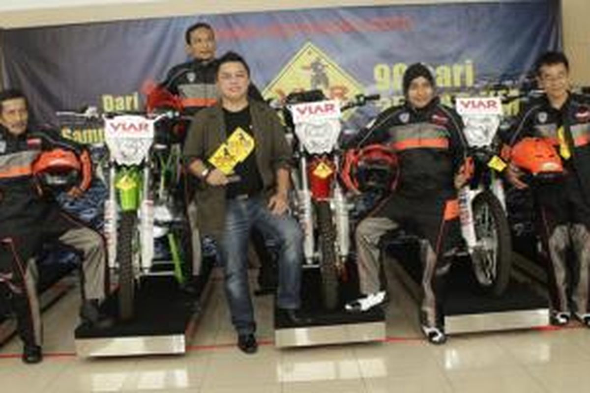 Viar Jelajah Indonesia 2014 akan menguji sepeda motor trail buatan Indonesia dari Sabang sampai Merauke, ditunggangi rider profesional.