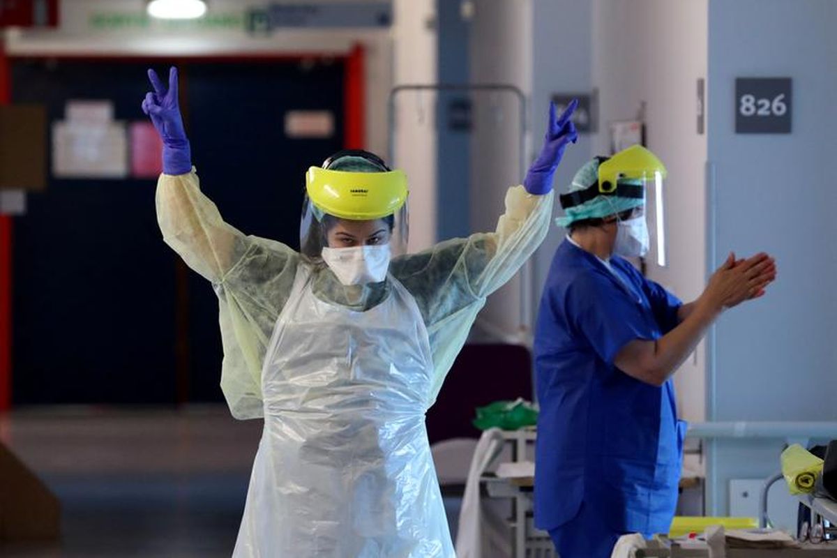 Seorang anggota tenaga medis tengah bekerja menangani Covid-19 di Rumah Sakit Erasme di Brussels, Belgia, 30 Maret 2020.