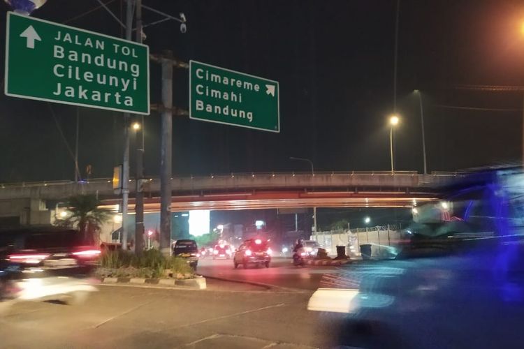 Pantauan arus lalu lintas di simpang Padalarang, Kabupaten Bandung Barat (KBB), Senin (17/4/2023).