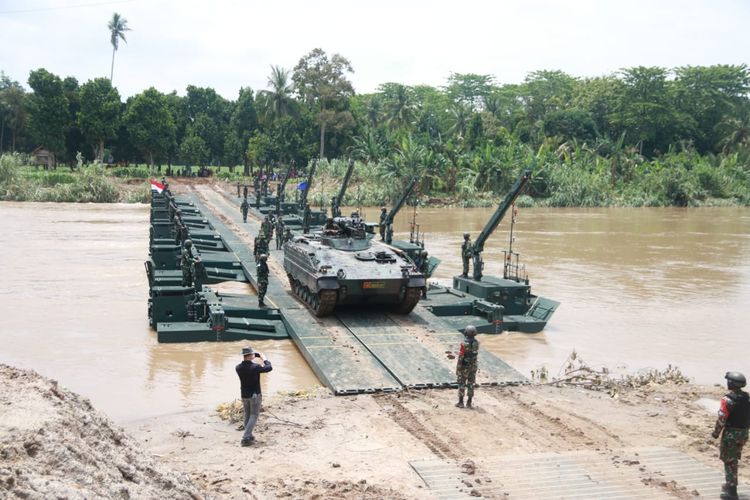 Yonzipur 9 Kostrad mmemasang M3 Amphibious Rig pada Latihan Antar Kecabangan TNI AD Tahun 2021 Kartika Yudha di Puslatpur TNI AD, Martapura, Sumatera Selatan, Jumat (5/11/2021).