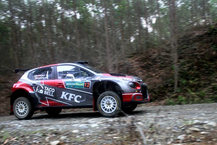 Ricardo Gelael beraksi dengan navigator Anthony Sarwono pada sesi recce jelang Danau Toba Rally 2021 pada Kamis (9/12/2021).