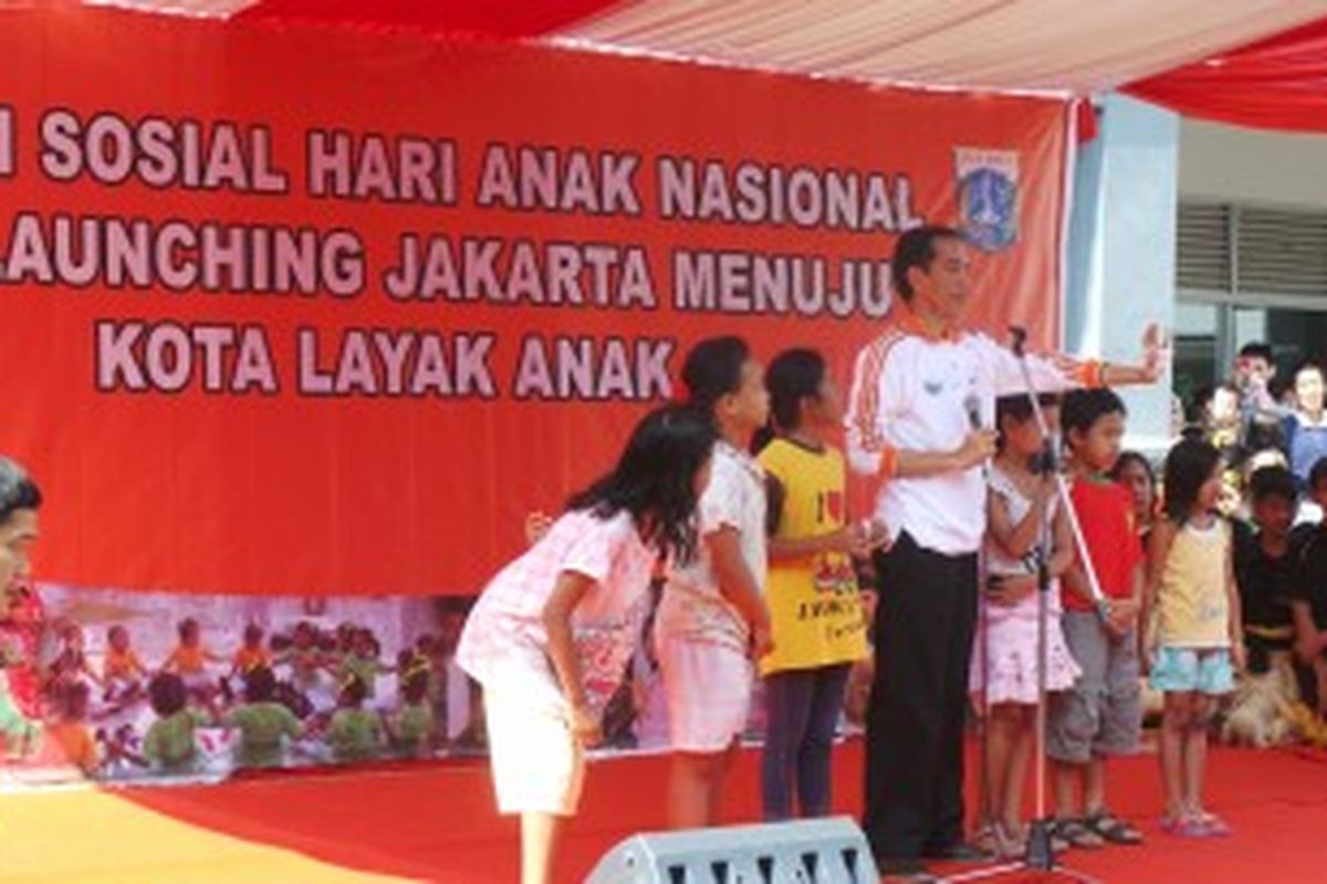 Gubernur DKI Jakarta Joko Widodo di acara Bakti Sosial Hari Anak Nasional di Cengkareng, Jakarta Barat. Senin (24/6/2013).