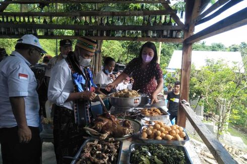 Saat Kaum Perempuan Manggarai Timur Hidangkan Ubi Kayu dan Ketupat untuk Gubernur NTT...