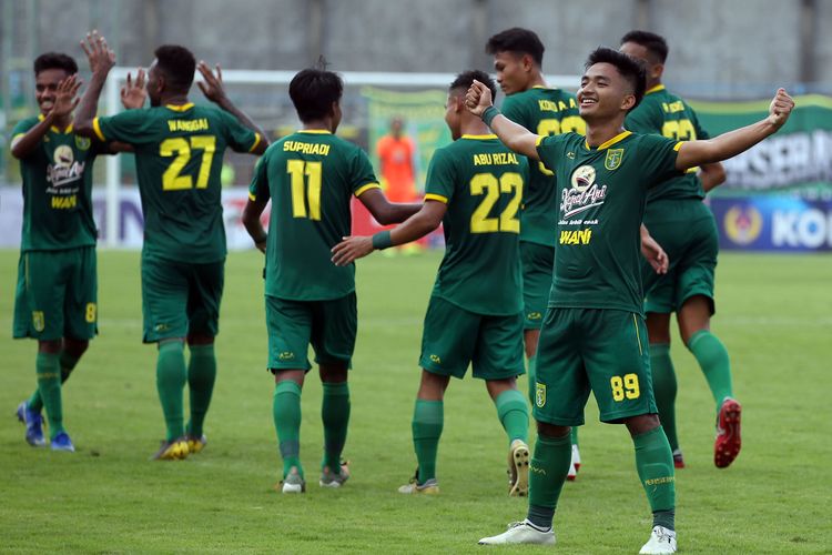 Selebrasi pemain muda seusai mencetak gol untuk Persebaya Surabaya, Hambali Tholib saat penyisihan grup A Piala Gubernur Jatim 2020 yang berakhir dengan skor 3-1 di Stadion Gelora Bangkalan, Jawa Timur, Senin (10/02/2020) sore. 