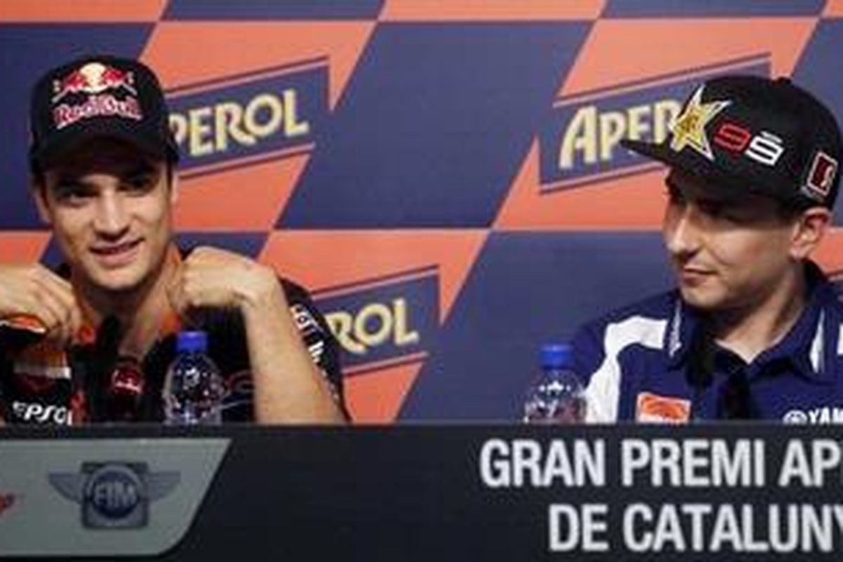 Pebalap Repsol Honda, Dani Pedrosa (kiri), dan pebalap Yamaha, Jorge Lorenzo, yang sedang bertarung dalam perburuan gelar juara dunia MotoGP 2012.
