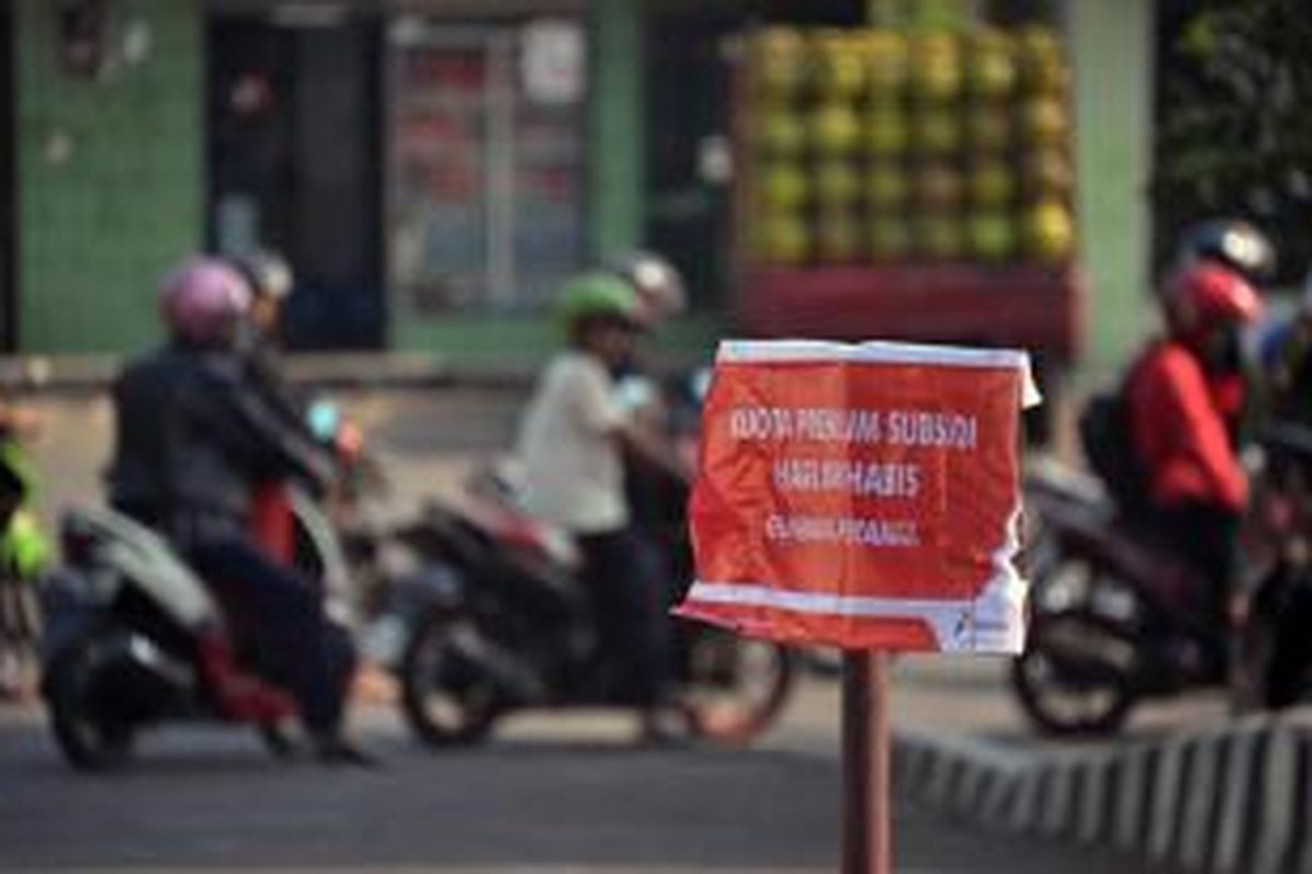 Ilustrasi: Pengendara motor melewati SPBU yang memasang tanda berisikan 'BBM bersubsidi habis' di Jakarta beberapa waktu lalu