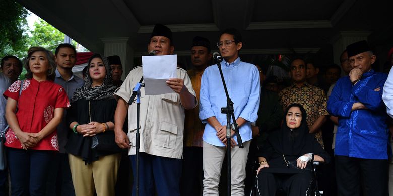 Calon Presiden dan Calon Wakil Presiden nomor urut 02 Prabowo Subianto (kelima kirii) dan Sandiaga Uno (ketiga kanan) memberikan keterangan pers di kediaman Prabowo, Kertanegara, Jakarta Selatan, Selasa (21/5/2019). Pasangan Prabowo Subianto dan Sandiaga Uno menolak hasil rekapitulasi KPU dan memutuskan untuk mengajukan gugatan ke Mahkamah Konstitusi (MK).