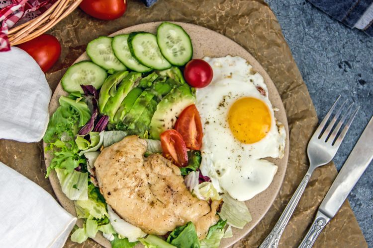 Makanan di piring besar akan membuat Anda mengira porsi yang ada dalam takaran yang sangat kecil.