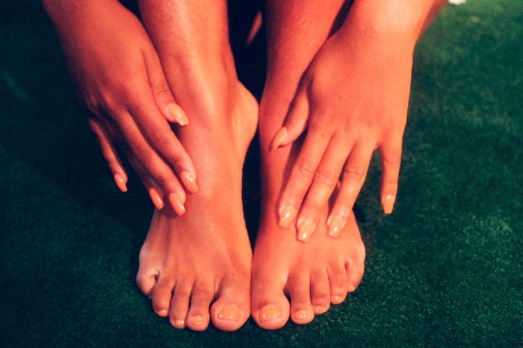Tanda kolesterol tinggi bisa muncul di kaki, bisa berupa perubahan warna kaki, kram, juga kebas.