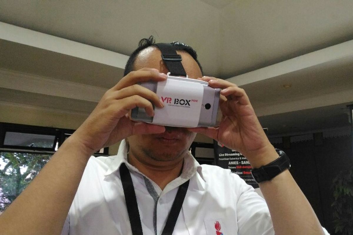 Seorang warga menjajal kacamata VR di Kantor Kelurahan Lebak Bulus, Jakarta Selatan, Senin (16/10/2017.