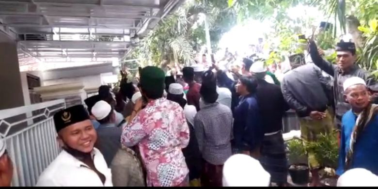 Rumah Menkopolhukam Mahfud MD di Pamekasan didemo ratusan warga, Selasa (1/12/2020).