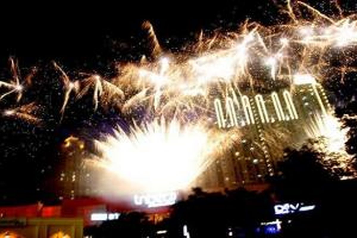 Shopping Marathon till Midnight dibuka dengan spectacular fireworks di Tribeca, Mal Central Park, Jakarta, Jumat (26/7/2013).