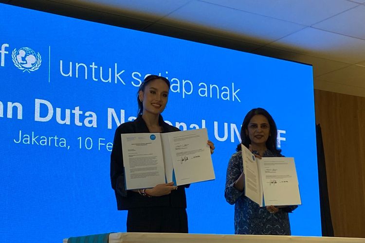 Cinta Laura Kiehl (kiri) resmi menjadi Duta Nasional UNICEF Indonesia, Selasa (10/2/2026). 