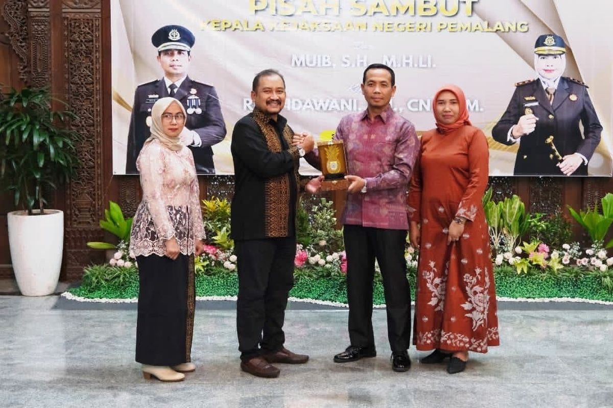 Bupati Pemalang Anom Widiyantoro dalam acara Kenal Pamit Kajari Pemalang di Pendopo Kabupaten, Kamis (30/10/2025).