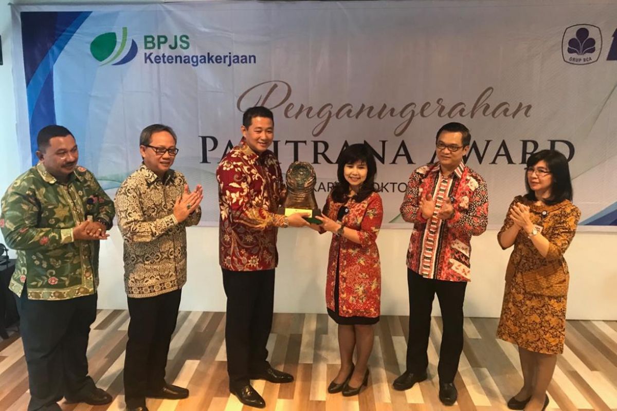 Pemberian penghargaan Paritrana 2018 kepada BCA oleh BPJS Ketenagakerjaan di Jakarta, Senin (8/10/2018).