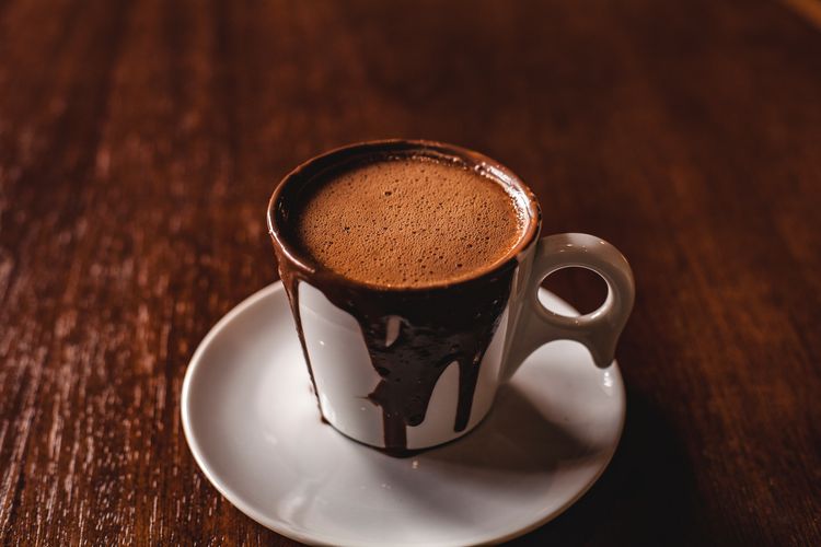 Cokelat batangan dan cokelat dalam bentuk minuman sama-sama mengandung kafein.