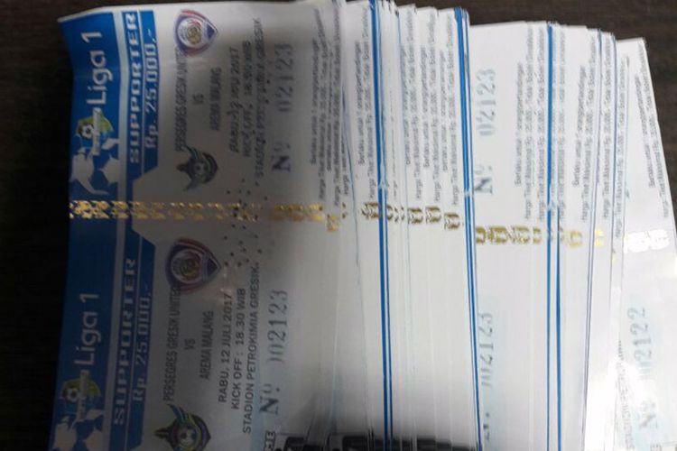 Barang bukti tiket palsu pertandingan Persegres Gresik United lawan Arema FC yang diamankan petugas kepolisian.