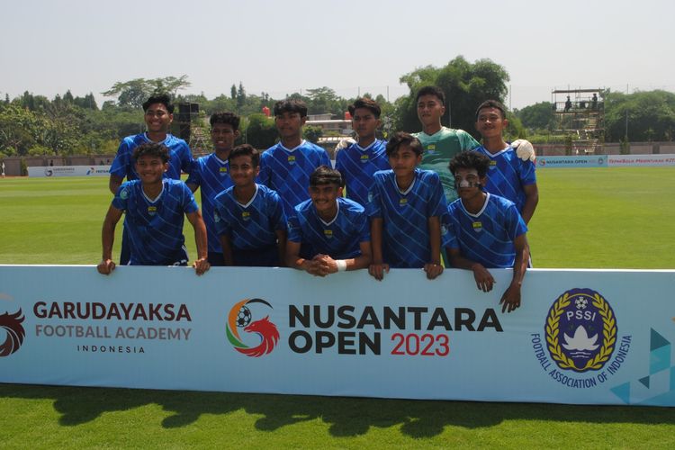 Tim Persib Bandung U17 saat berlaga pada fase grup turnamen usia muda Nusantara Open 2023 yang digelar di Komplek Garudayaksa Football Academy, Cisaat, Kabupaten Bekasi, pada Sabtu (16/12/2023).