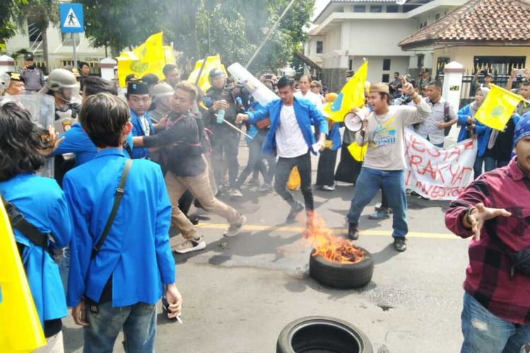 Aksi unjuk rasa penolakan Omnibus Law oleh sekelompok mahasiswa PMII Kota Tasikmalaya sempat diwarnai kericuhan di jalan raya depan gedung DPRD Kota Tasikmalaya, Jumat (13/3/2020) pagi.