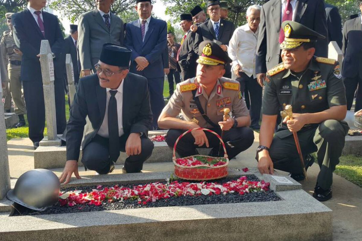 Gubernur DKI Jakarta Djarot Saiful Hidayat, Kapolda Metro Jaya Irjen Mochamad Iriawan, dan Pangdam Jaya Mayjen TNI Jaswandi menabur bunga di makam pahlawan di TMP Kalibata, Jakarta Selatan, Jumat (16/6/2017).